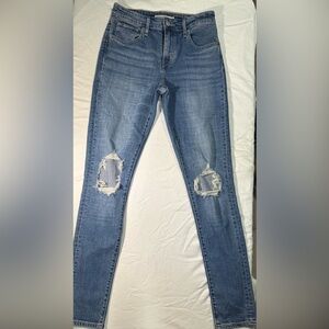 Levi’s  721 High Rise Skinny Jeans distressed knees